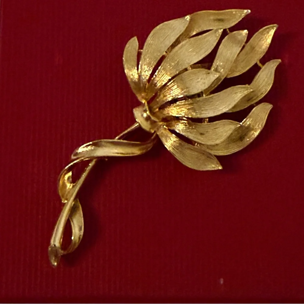 LISNER VINTAGE BROOCH GOLD TONE FLOWER BRUSHED & SMOOTH SIGNED